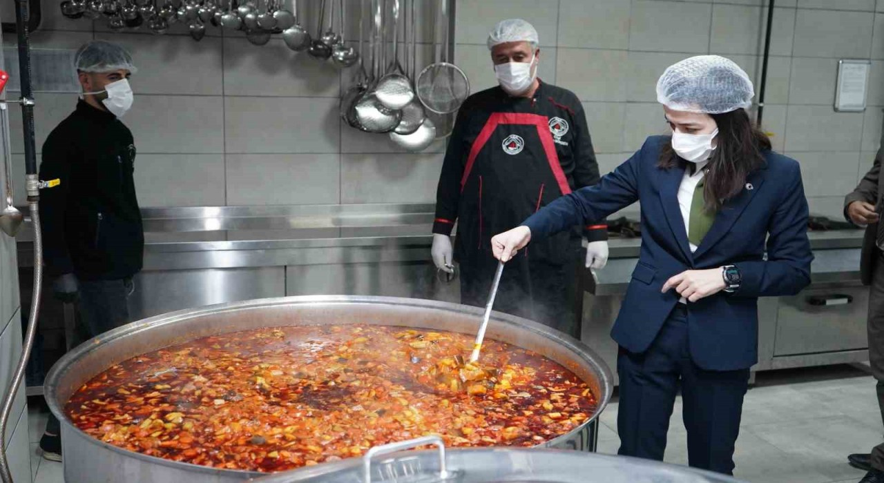 Şırnakta bin vatandaşa her gün 3 çeşit yemek dağıtılıyor