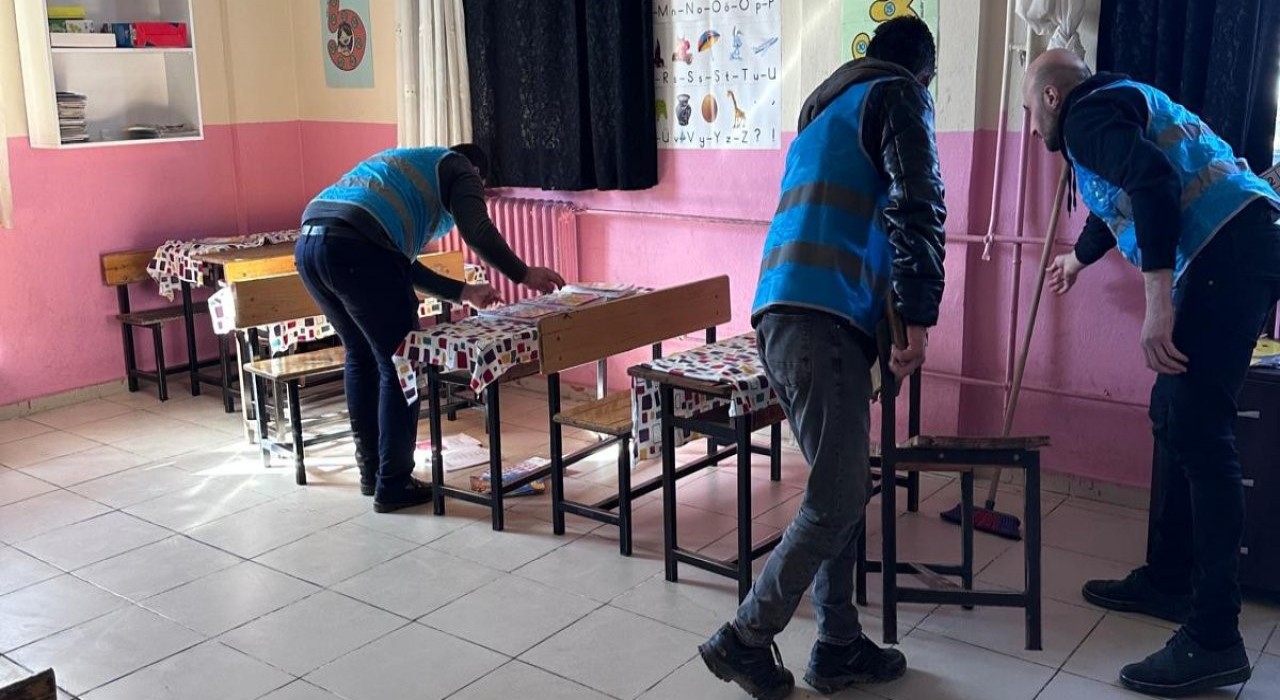 Şırnakta denetimli serbestlik yükümlüleri okul temizledi