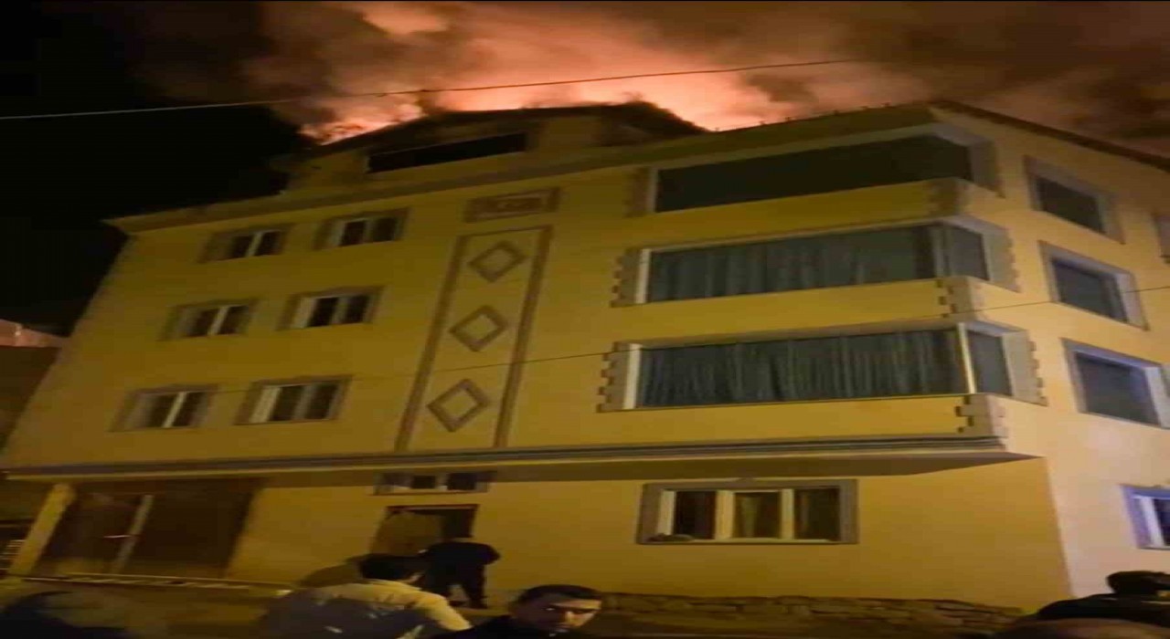 Sivasta çatı da çıkan yangın paniğe neden oldu