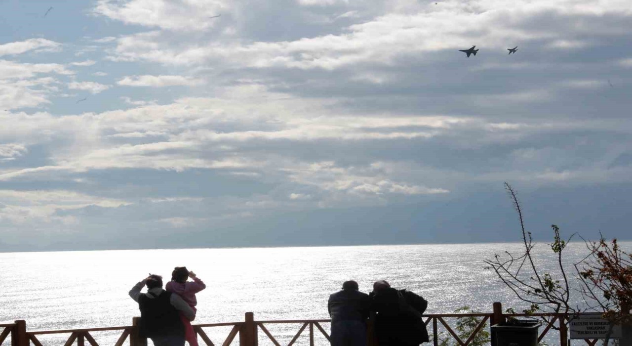 SoloTürkten Antalya semalarında deniz üstü eğitim uçuşu
