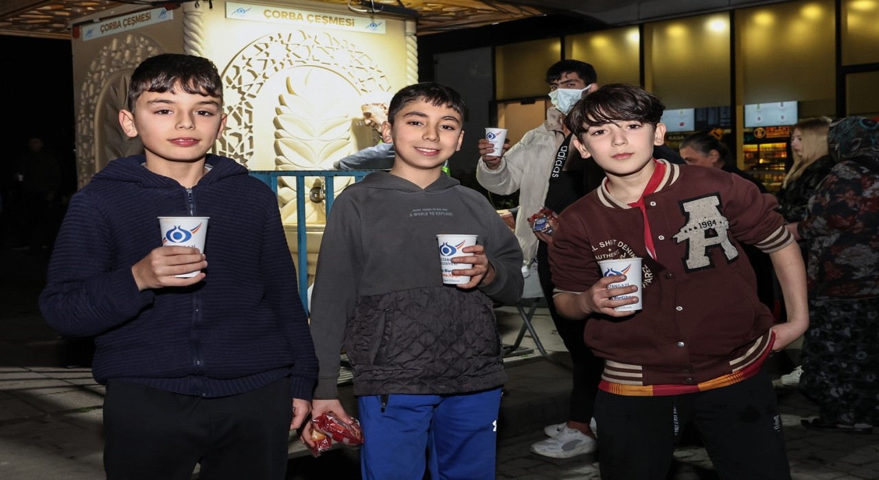 Sultangazi Belediyesinden hastane önünde her akşam sıcak çorba ikramı