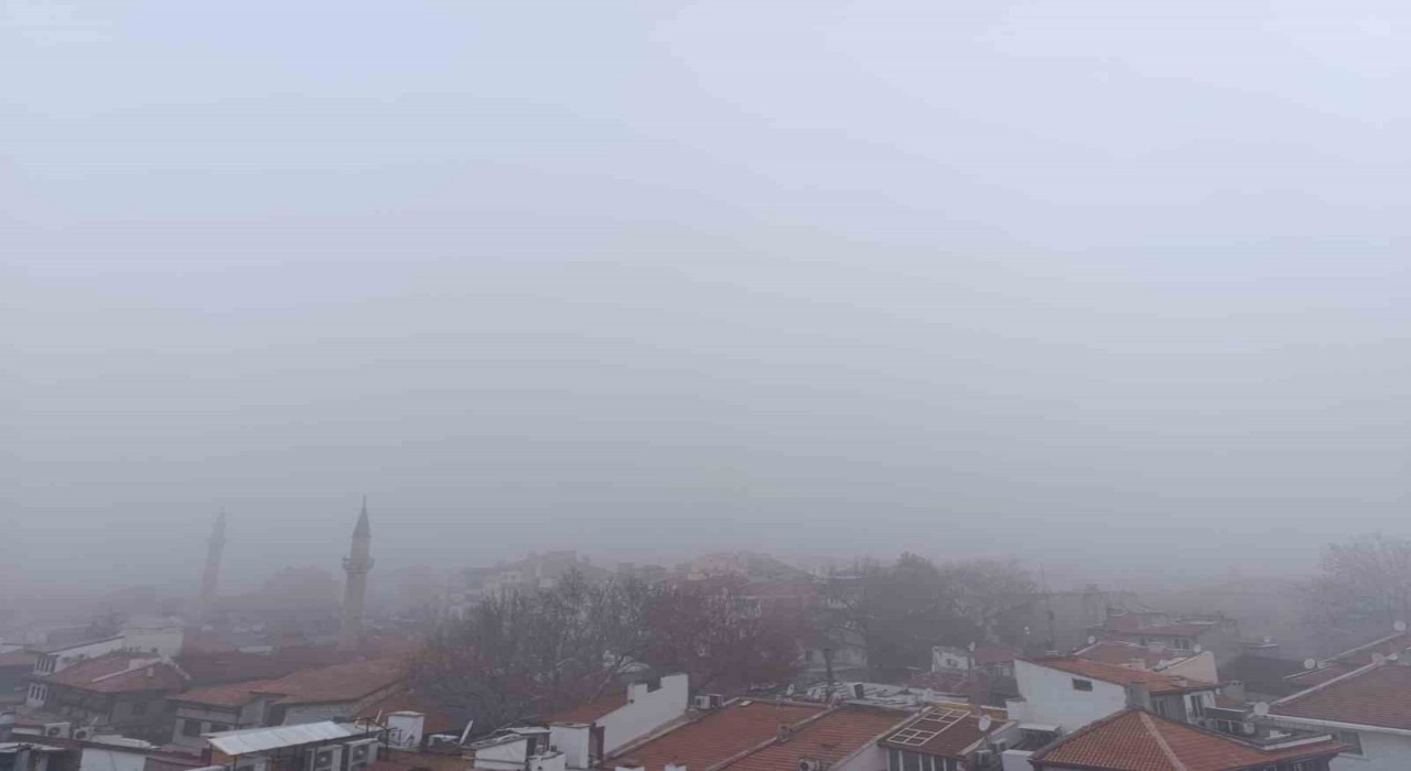 Tarihi Karahisar Kalesi sis nedeniyle gözlerden kayboldu