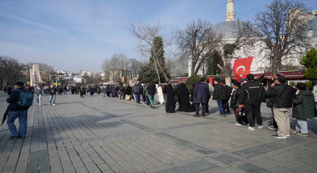 Tatili ve güzel havayı fırsat bilen yerli turistler Ayasofya Camiine akın etti