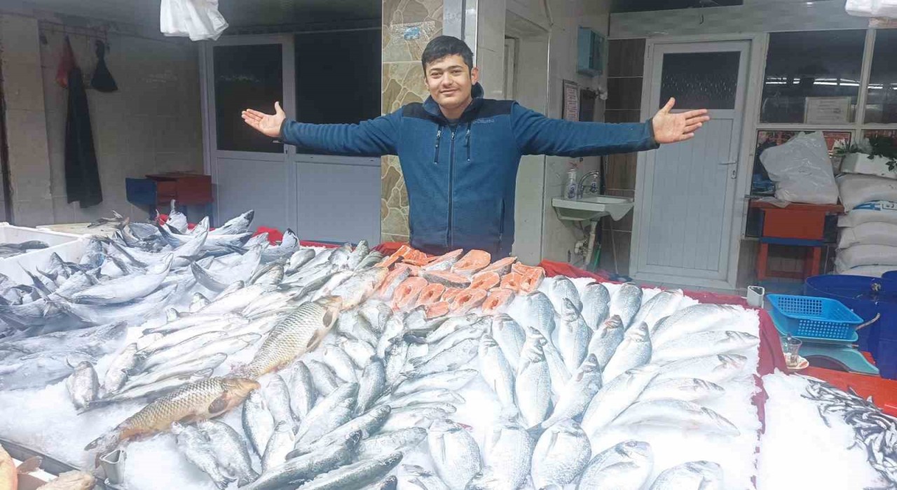 Tavşanlıda Balık Pazarında denizden sofralara yolculuk