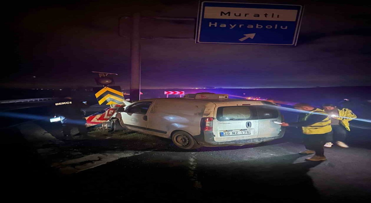 Tekirdağda araç bariyerlere çarptı: 2 yaralı