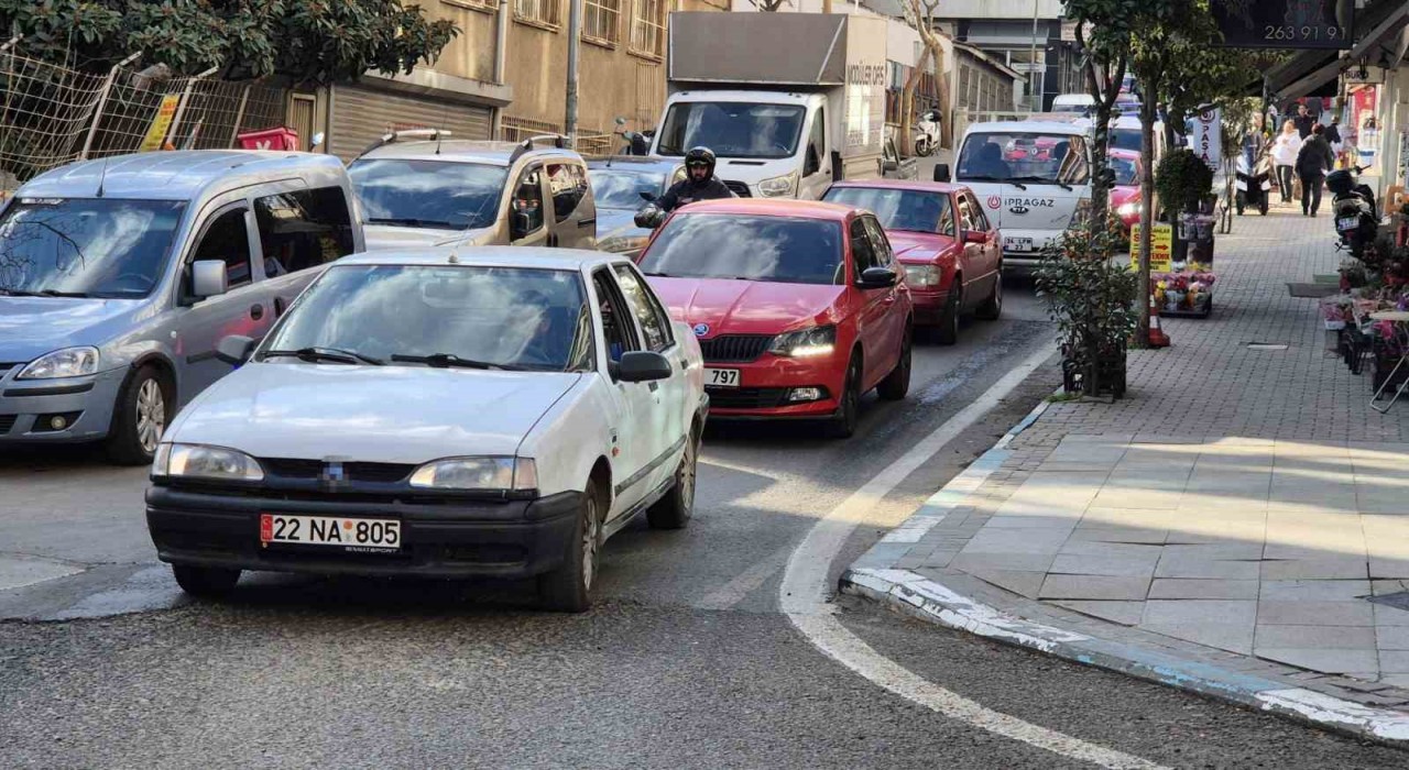 Tekirdağda dar sokaklarda trafik çilesi