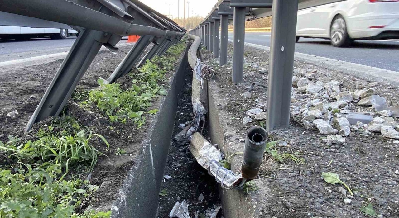 TEMde tankerin çarptığı aydınlatma direği otomobilin üstüne devrildi