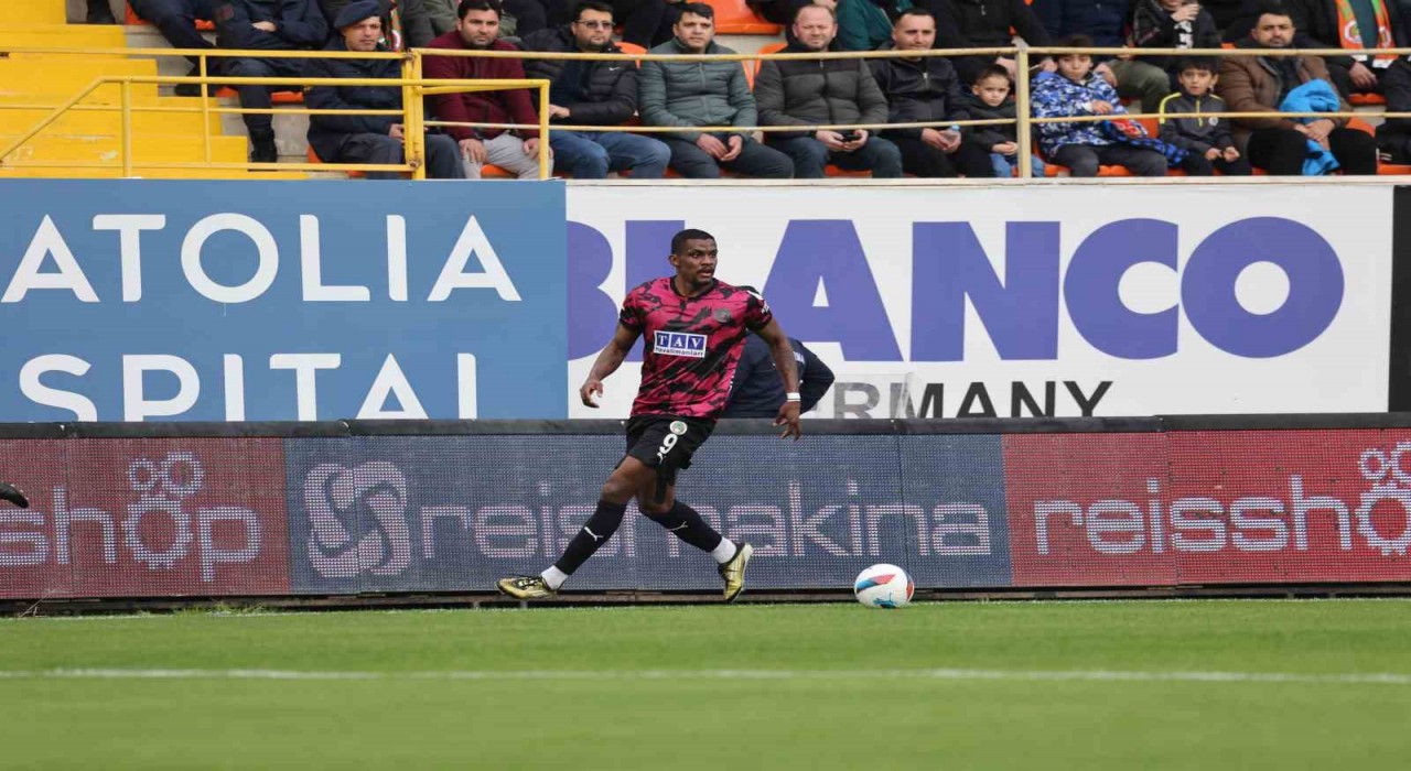 Trendyol Süper Lig: Alanyaspor: 2 - Başakşehir: 2 (İlk yarı)