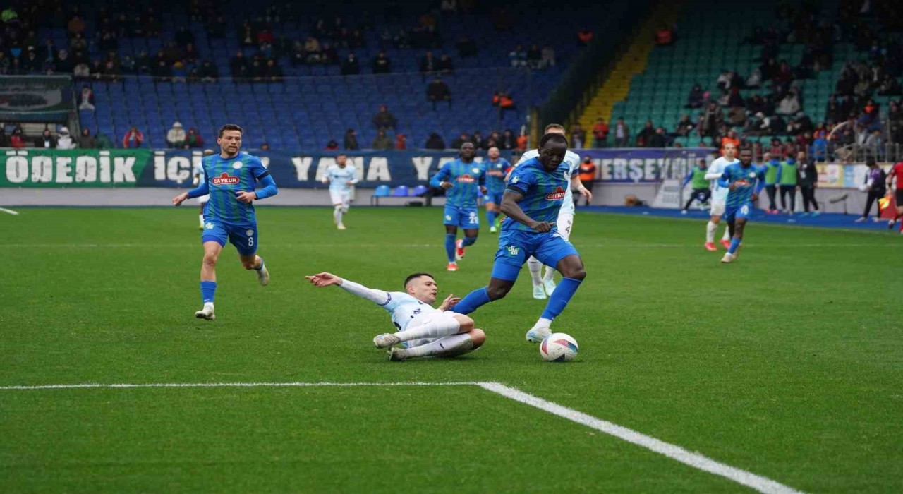 Trendyol Süper Lig: Çaykur Rizespor: 1 - Adana Demirspor: 0 (İlk yarı)