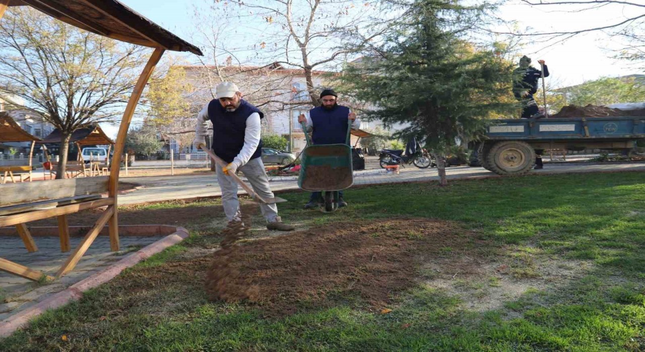 Turgutlunun park ve bahçelerinde yoğun çalışma
