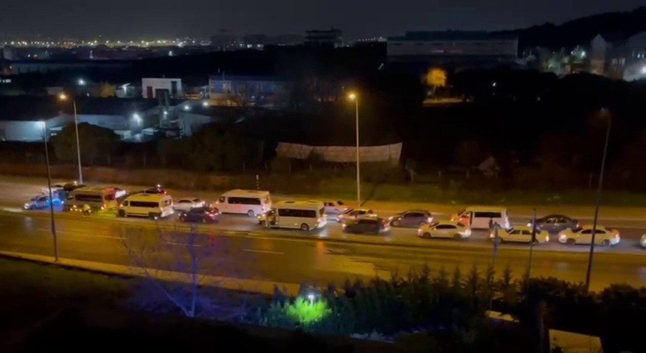 Tuzlada düğün konvoyu yolu kapattı, metrelerce araç kuyruğu oluştu