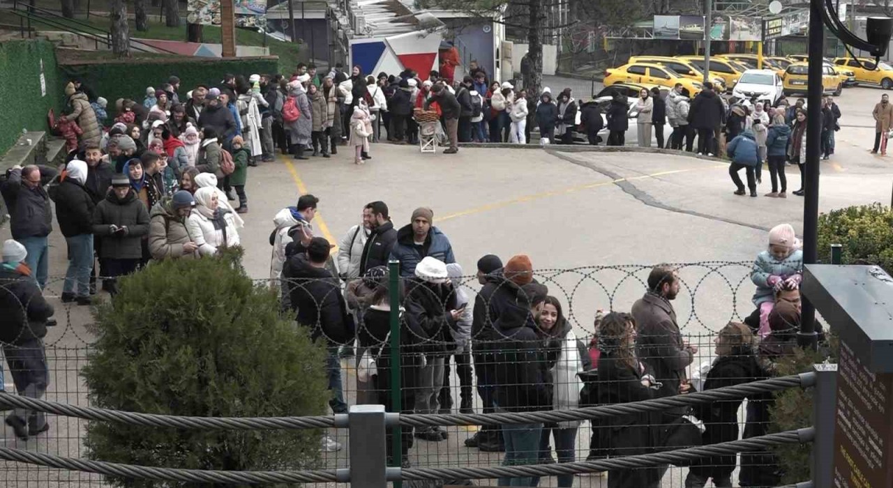 Uludağa çıkmak isteyenler metrelerce kuyruk oluşturdu