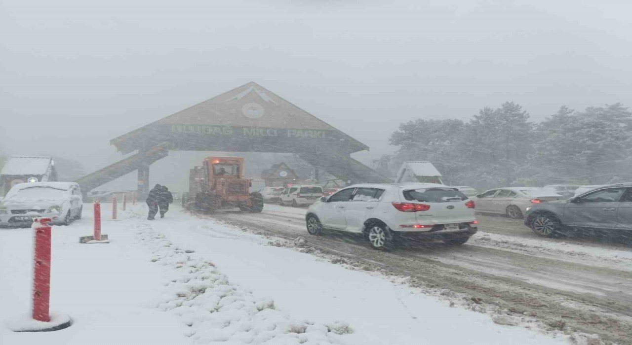 Uludağda yoğun kar ve tipi...Zincirsiz araç girişi yasaklandı