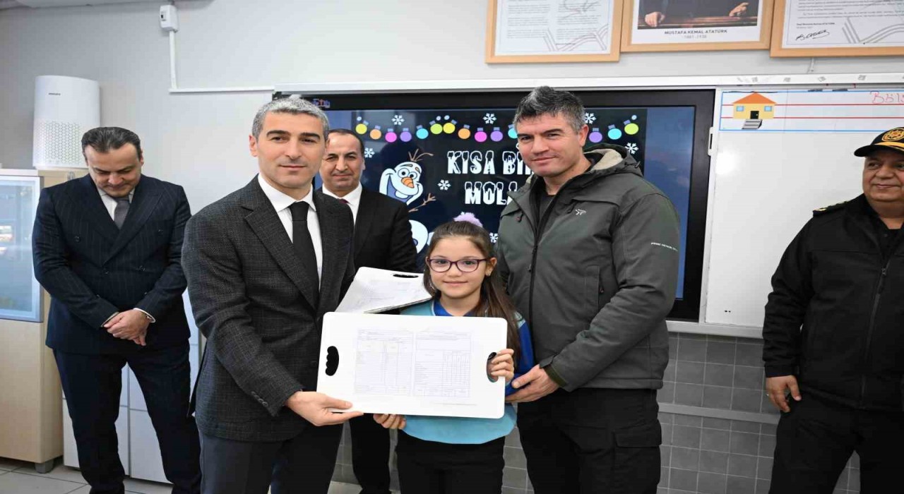 Uşakta 61 bin öğrenci karnesini aldı