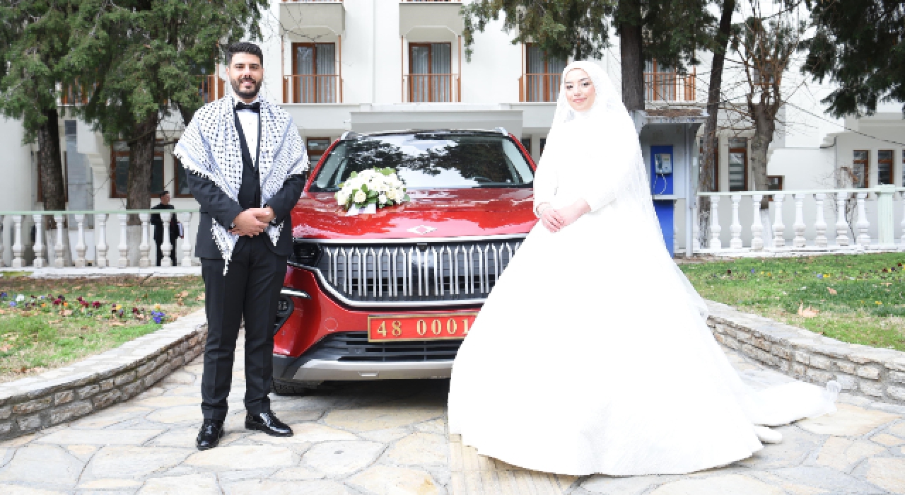 Vali Akbıyık makam aracı TOGG'u Gazzeli damada gelin arabası olarak tahsis etti