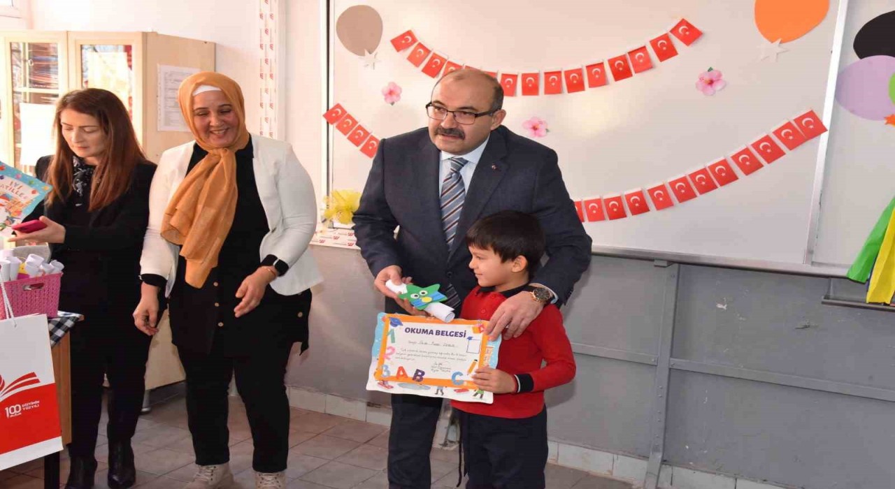 Vali Ustaoğlu kazada yaralanan öğrencilerin karnesini hasta yatağında teslim etti