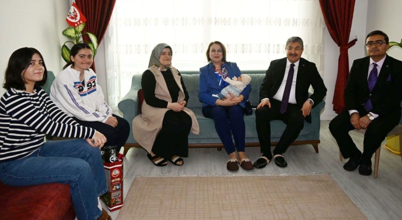 Vali Yılmaz’dan 2025’in İlk Bebeğine Ziyaret