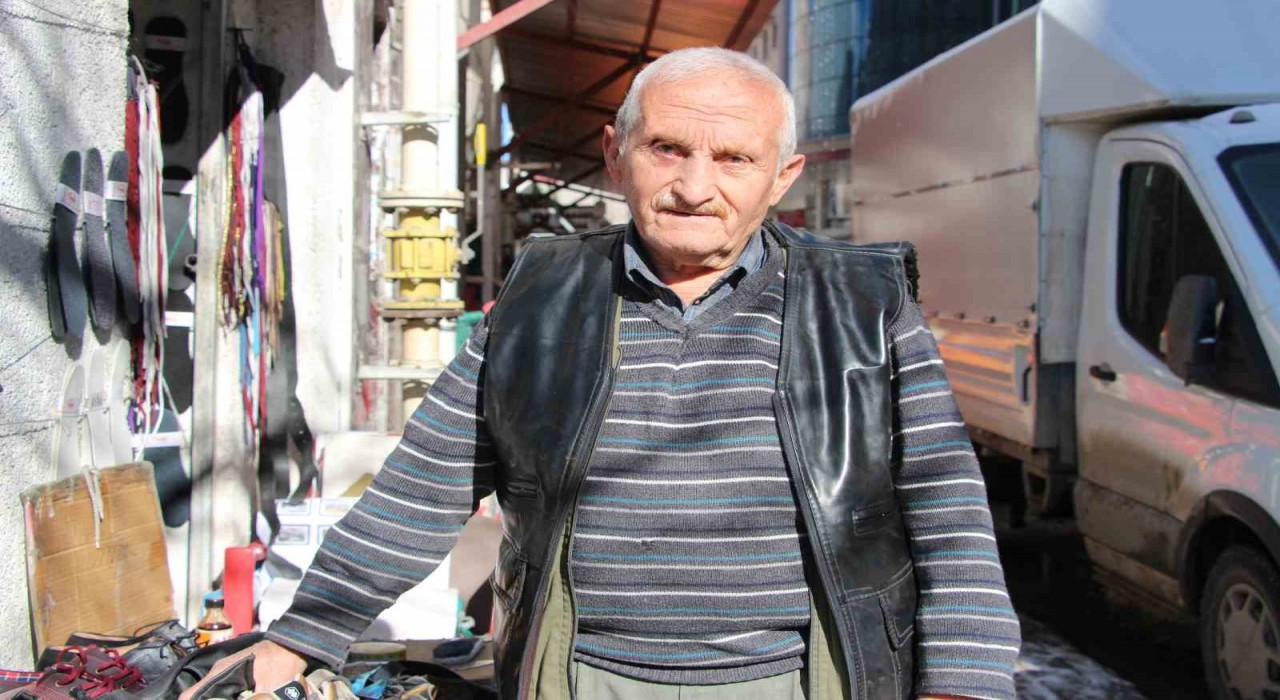 Vanın yardımsever tamircisi: Çöpten ayakkabı toplayıp ihtiyaç sahiplerine veriyor