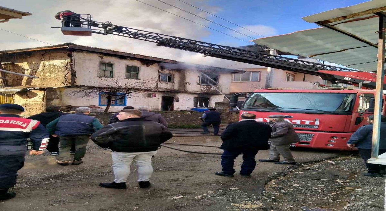 Yanan 2 katlı ev kullanılamaz hale geldi