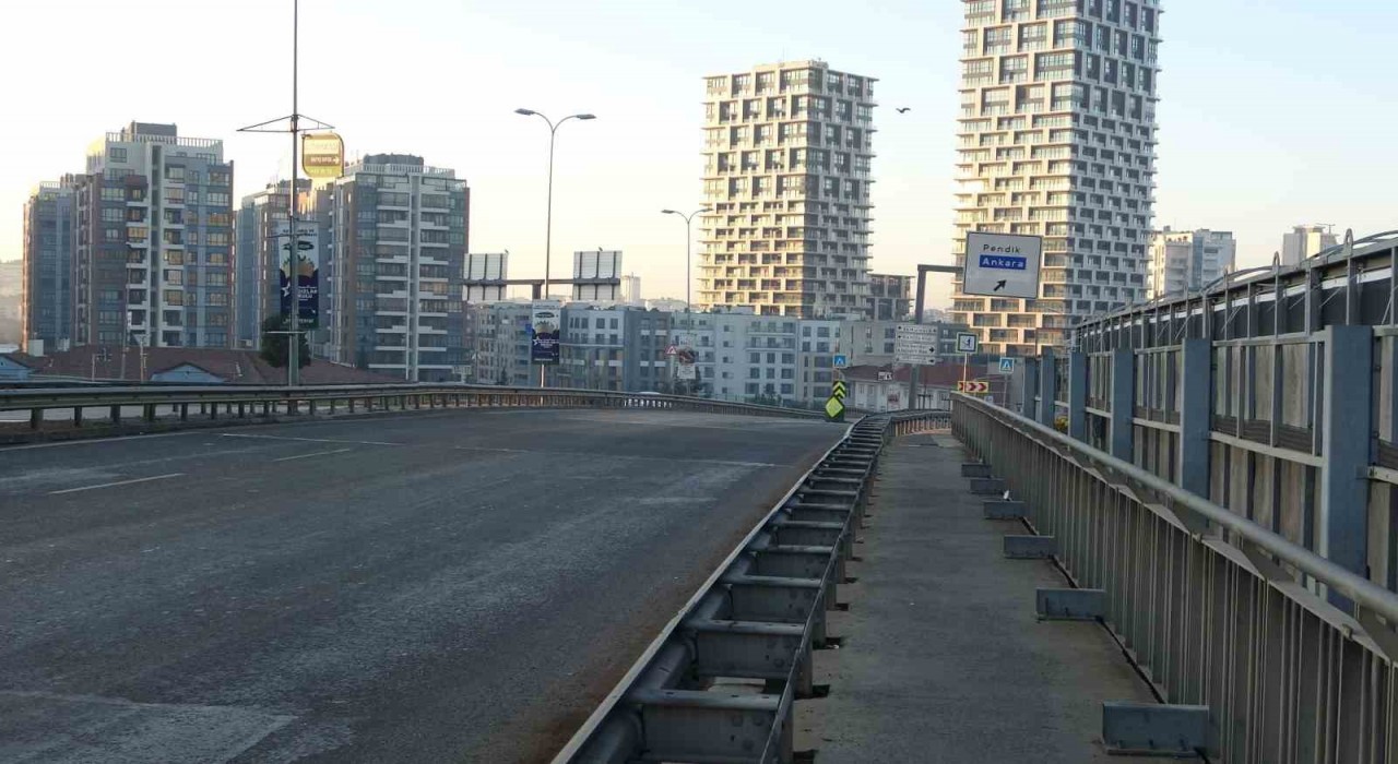 Yılın ilk gününde İstanbulda yollar boş kaldı