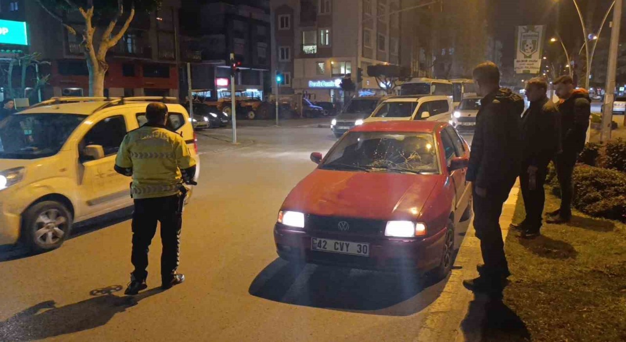 Yola fırlayan yayaya otomobil çarptı, metrelerce havaya savruldu