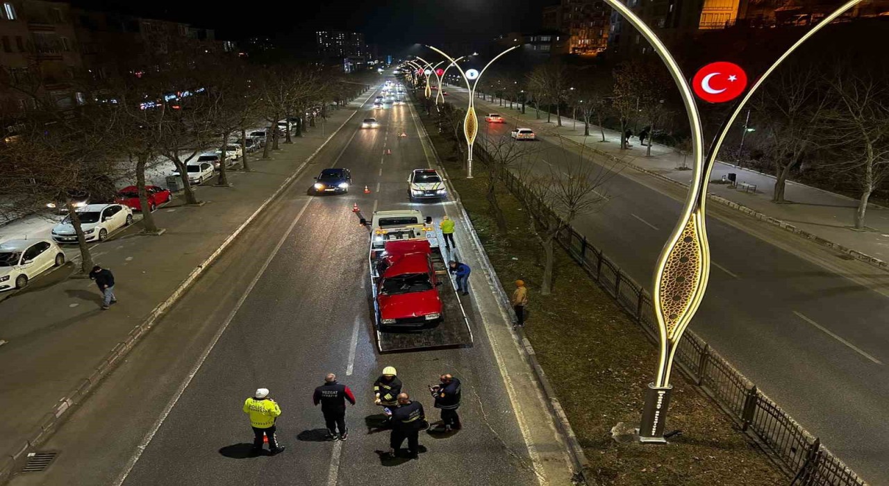 Yozgatta kontrolden çıkan otomobil üst geçide çarptı: 4 yaralı