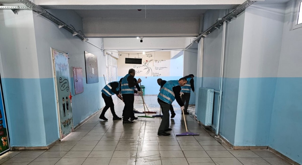 Yüksekovada yükümlüler yarıyılda öğrenciler için kolları sıvadı