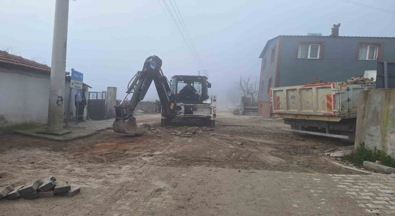 Yunusemrede bozulan yollar onarılıyor