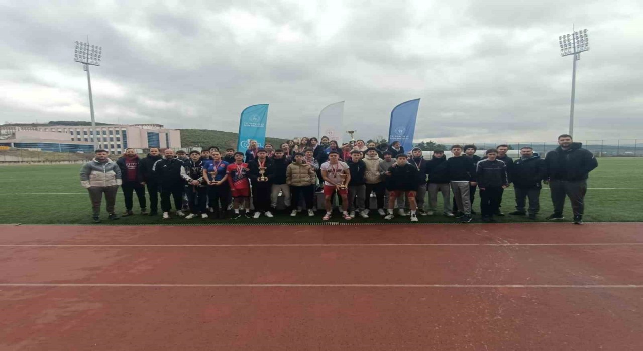 150 sporcu atletizmde dereceye girmek için yarıştı