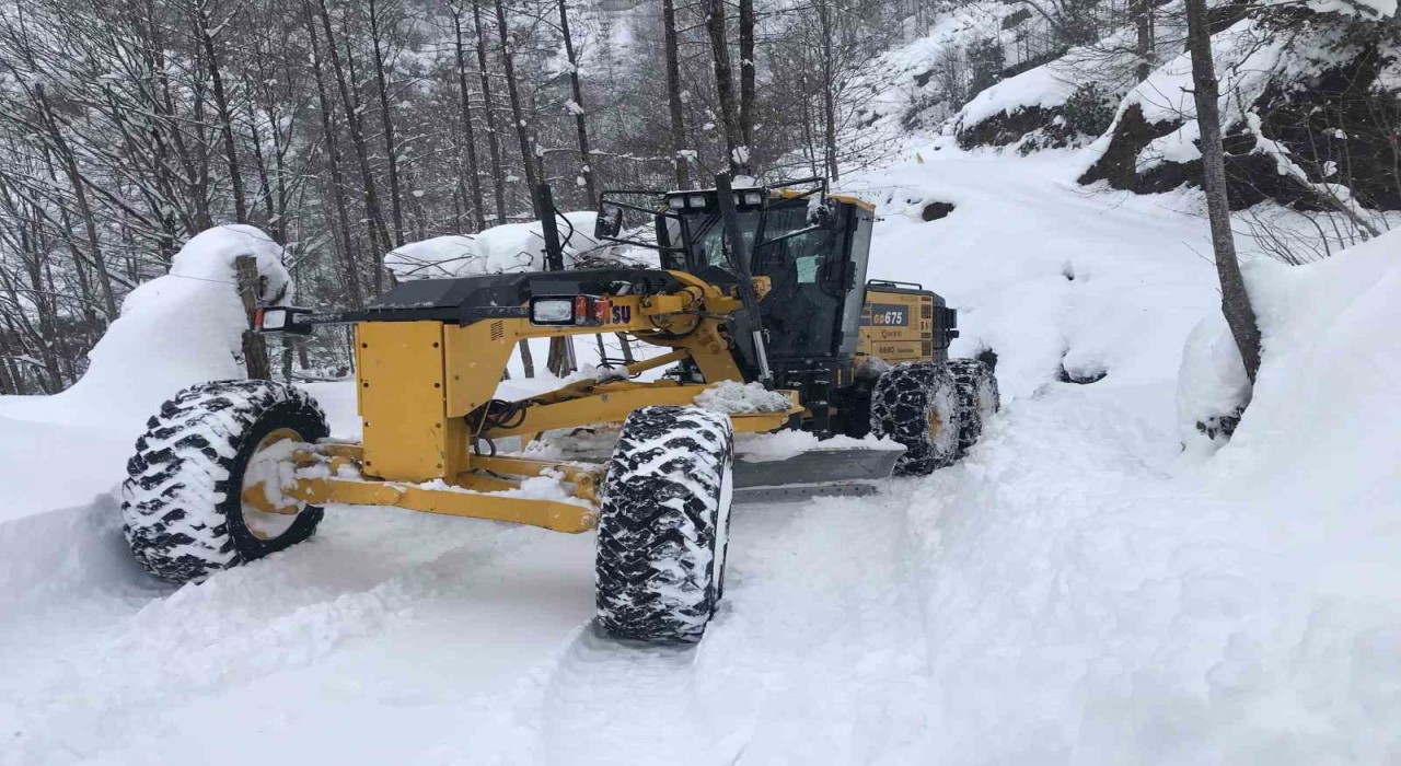 162 köy yolunun kapalı olduğu Rizede eğitime 1 gün ara verildi
