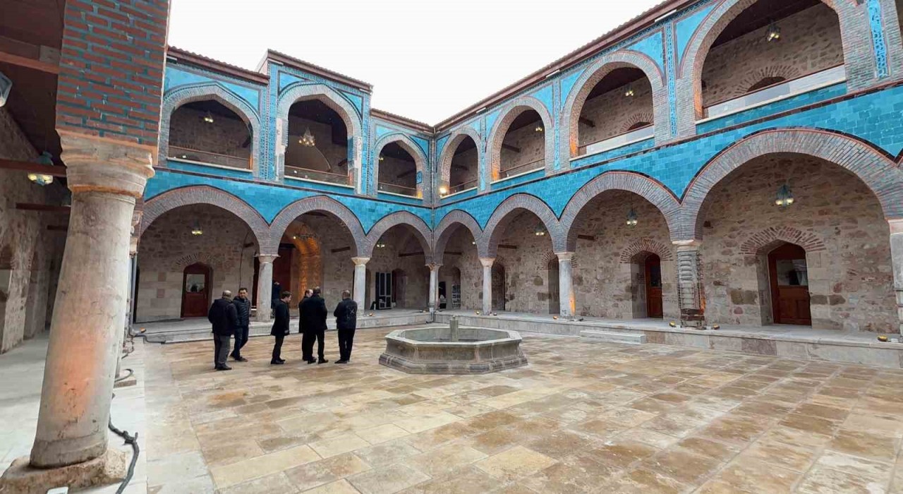 18. yüzyıla ait havuz, 800 yıllık Gök Medresenin yapısına uygun olarak yerleştirildi
