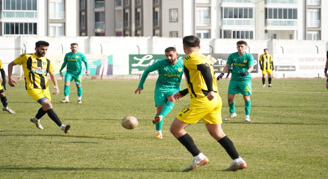 1966 Edremitspor zirveye ortak oldu