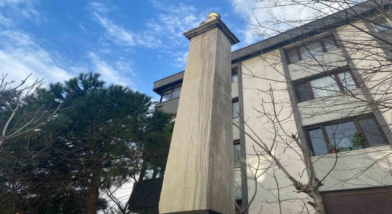 2.Mahmutun anısı apartmanların arasında sıkıştı