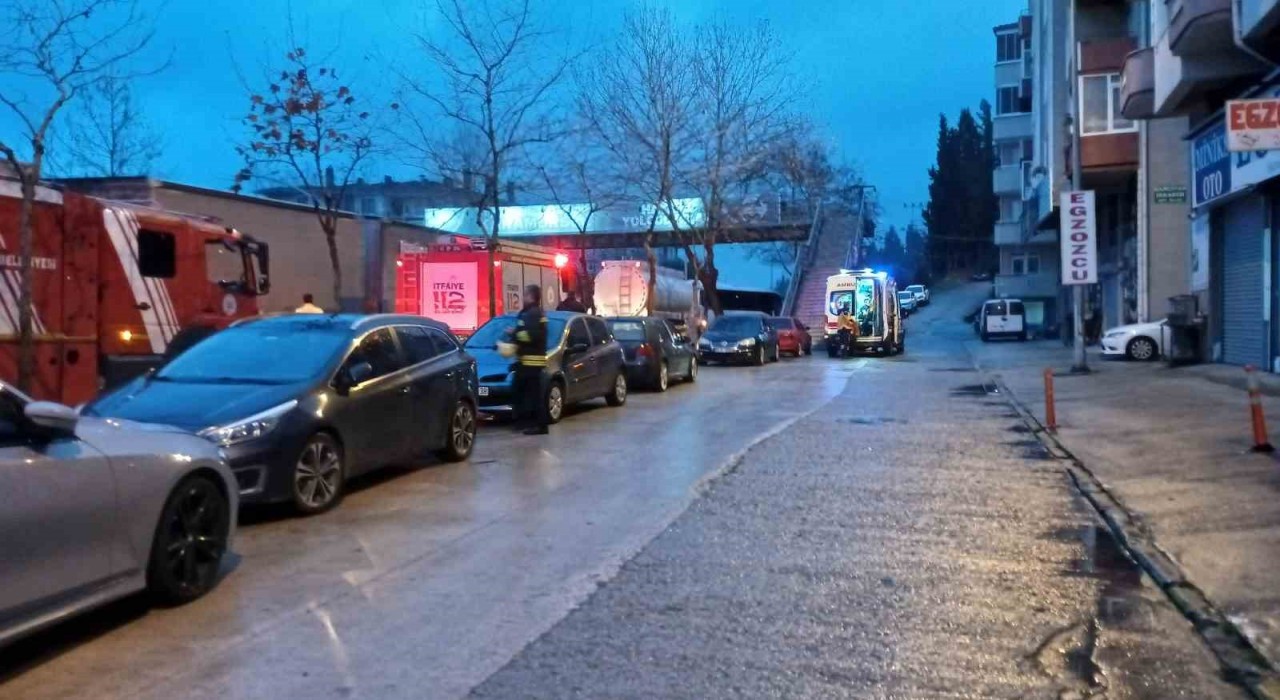 3 servis aracı, otomobil ile tanker kazaya karıştı: 10 yaralı