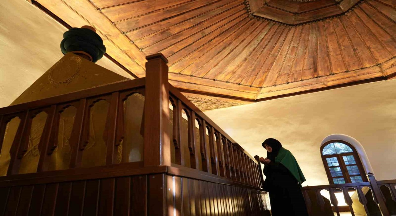 3 yıldır her çarşamba bu türbeyi ziyaret ediyor