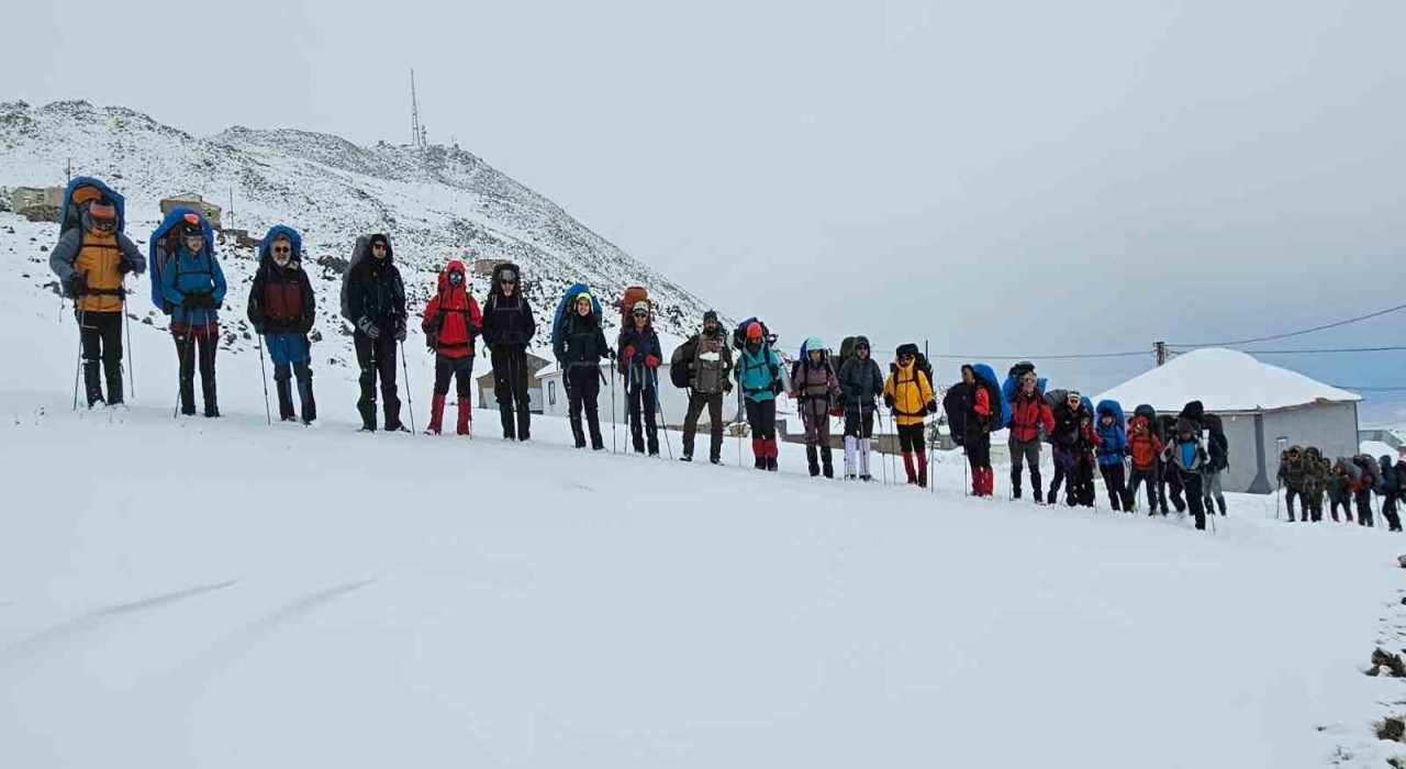 35 dağcı Süphan Dağına zirve yapamadan döndü