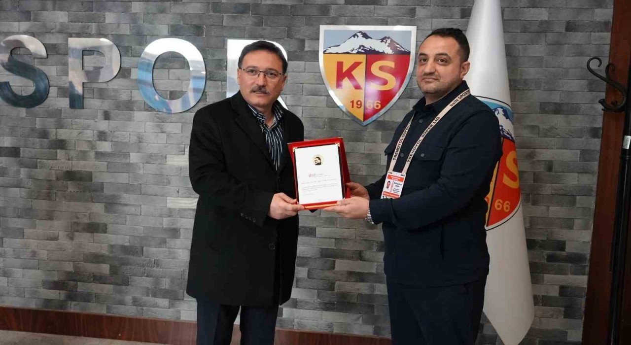 38 Ayar Adam Vali Çiçeke plaket takdim edildi