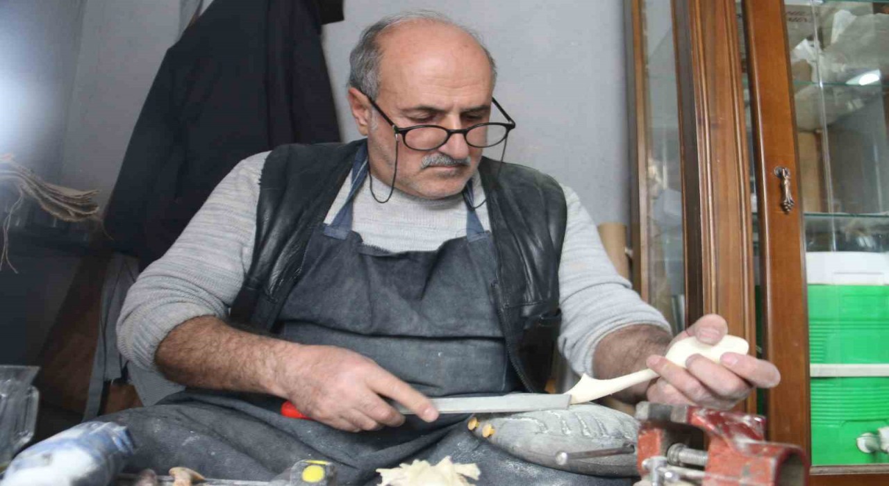 58 yaşındaki adam, çocukluk arkadaşının yanında çıraklık yapmaya başladı