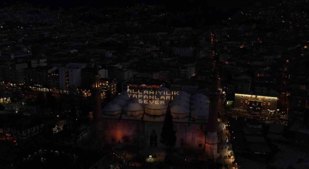 626 yıllık Ulu Camiye Ramazan mahyası asıldı...İlk mesajda iyilik vurgusu