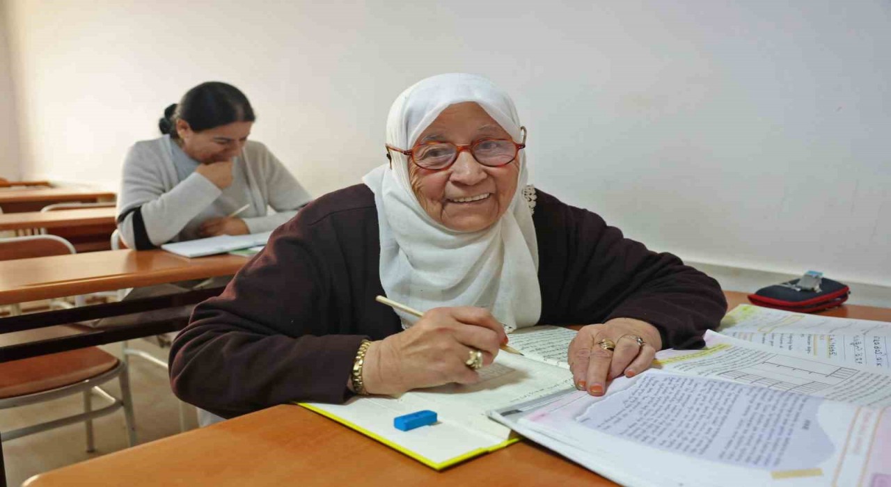 84 yaşındaki Ayşe Nine okuma yazmayı, Afrikalı Cisse Türkçeyi ATASEMde öğreniyor