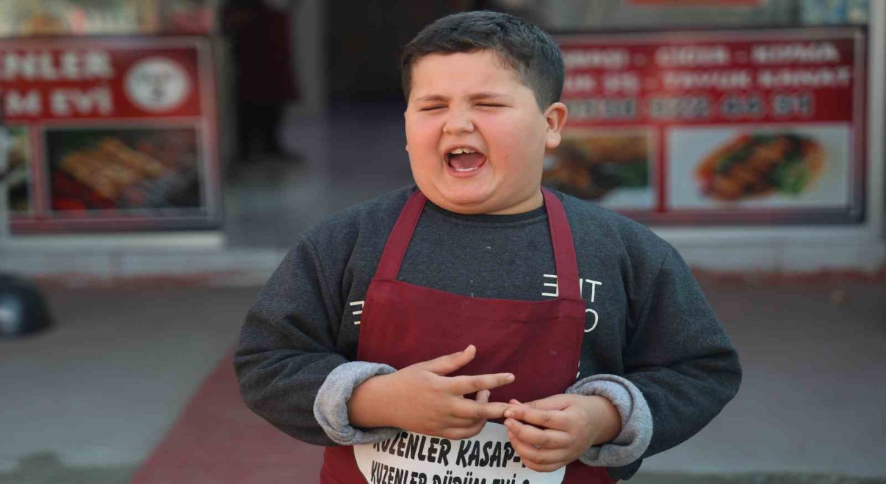 9 yaşındaki Adem, kendine has ‘Kebaba gel, ciğere gel değişiyle ilgi odağı oldu