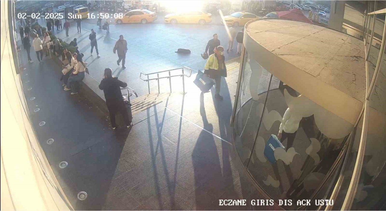 Adanada AVMnin havalandırma boşluğunda saklanan soyguncunun o anları güvenlik kameralarına yansıdı