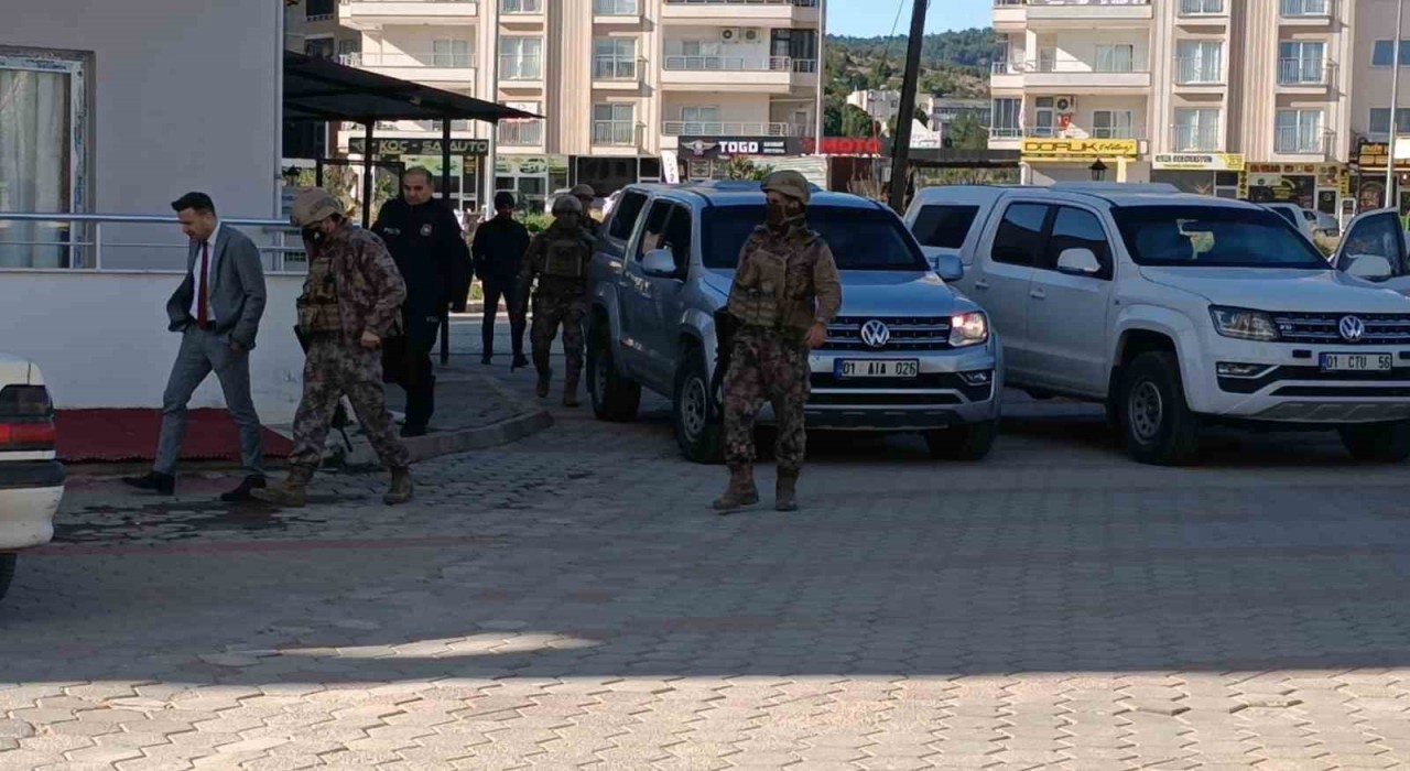 Adanada balkondan ateş edip kendini eve kilitleyen polisi emniyet müdürü ikna etti