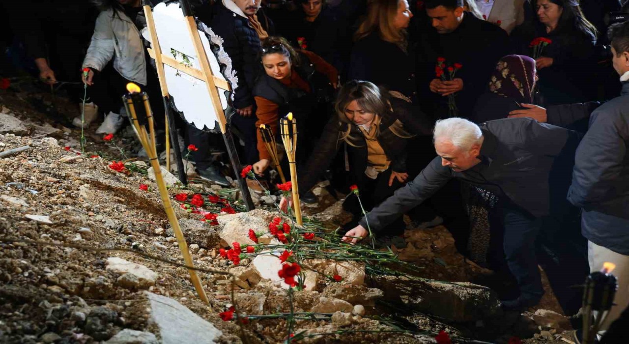 Adanada depremde hayatını kaybedenler gözyaşlarıyla anıldı