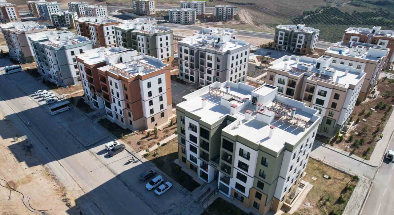 Adanada depremzedeler için yapılan TOKİ konutlarının inşası sürüyor