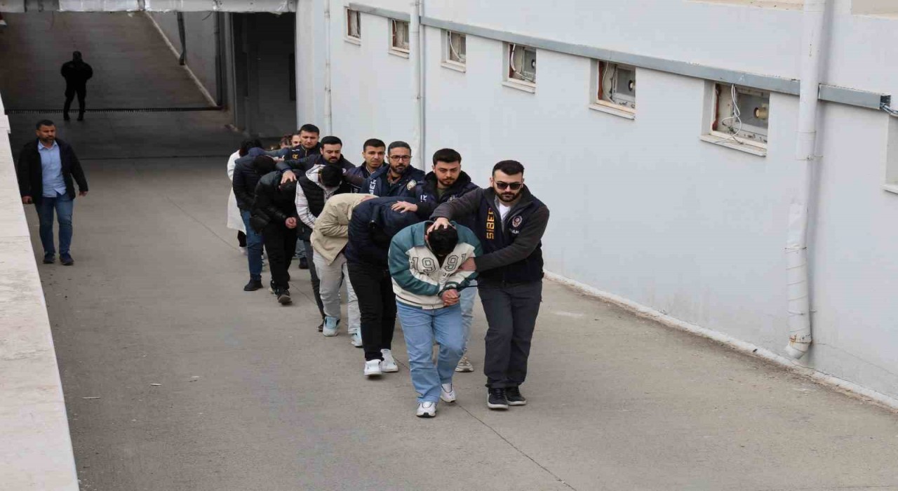 Adanada günlük 2 milyon TL para döndüren yasadışı bahis şebekesi çökertildi