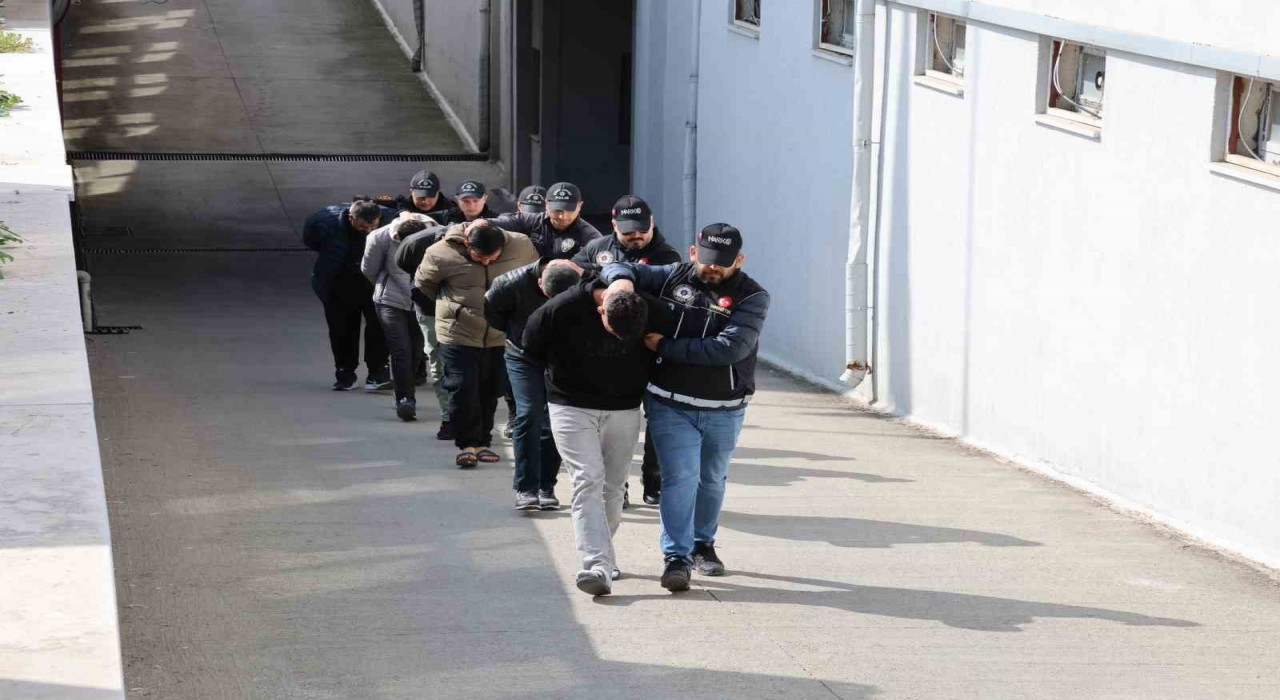 Adanada suçüstü yakalanan 4 torbacı tutuklandı
