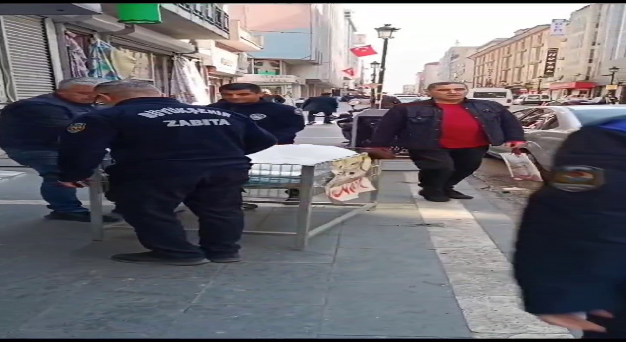 Adanada zabıta ekiplerinden kaldırım işgali denetimi
