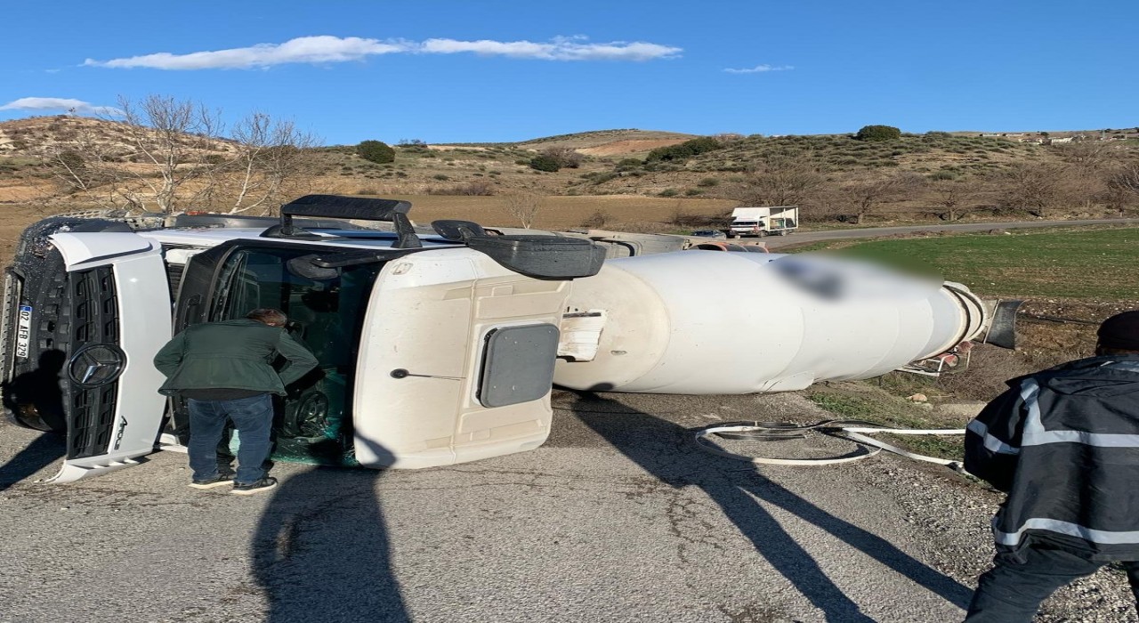 Adıyamanda beton mikseri devrildi