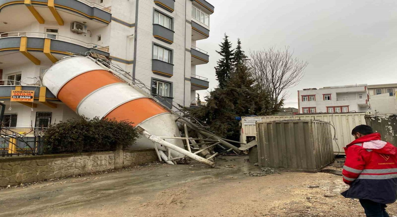 Adıyamanda beton silosu devrildi